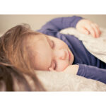Врачи объяснили, почему ребенка нужно будить, если во время сна у него поднимается температура
