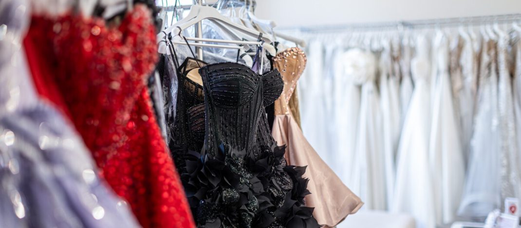 Перед выпускными вечерами МАРТ обнаружил завышенные торговые надбавки на наряды