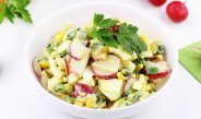 Салат из редиски с яйцом и кукурузой