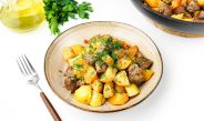 Тушеная картошка с печенью на сковороде