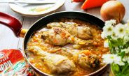 Курица с морковью и луком тушеная
