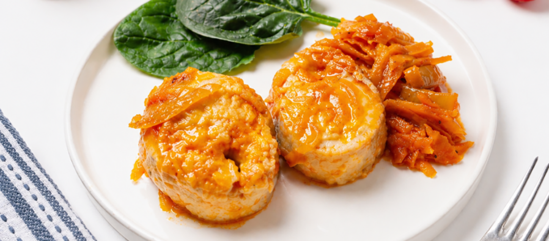 Минтай на сковороде с луком и морковью