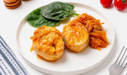 Минтай на сковороде с луком и морковью