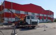Работы с грузоподъемными кранами требуют повышенного внимания