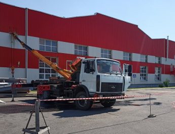 Работы с грузоподъемными кранами требуют повышенного внимания