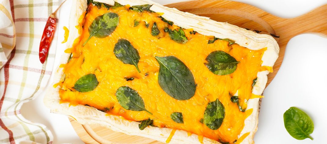 Простой слоеный пирог со шпинатом