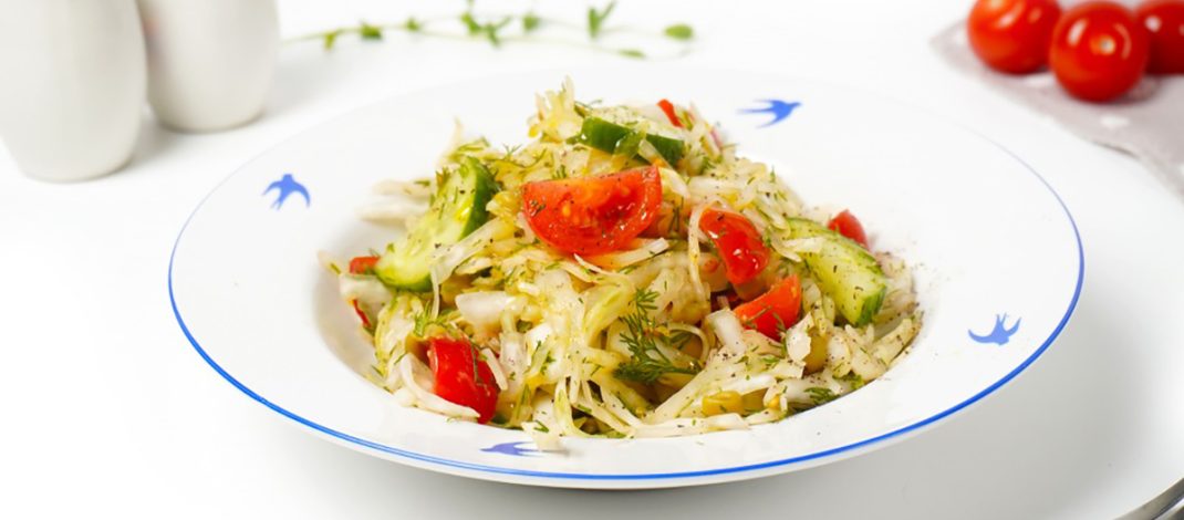 Салат из капусты, огурцов и помидоров