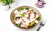 Салат с тунцом, кукурузой и огурцом