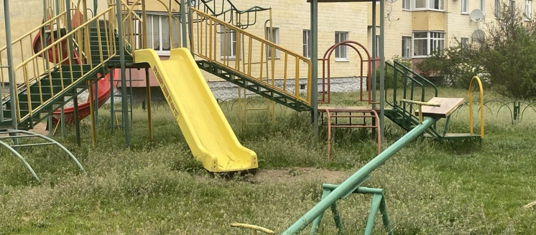 Детская площадка заросла травой