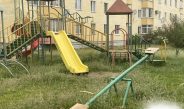 Детская площадка заросла травой