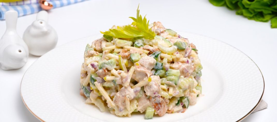 Легкий салат с авокадо и курицей