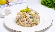 Легкий салат с авокадо и курицей