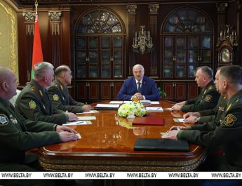 Лукашенко заслушивает доклад по тематике плана строительства и развития Вооруженных Сил