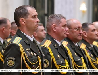 Лукашенко вручил генеральские погоны высшему офицерскому составу