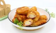 Крабовые палочки в кляре на сковороде с сыром
