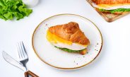 Горячий круассан с ветчиной и сыром