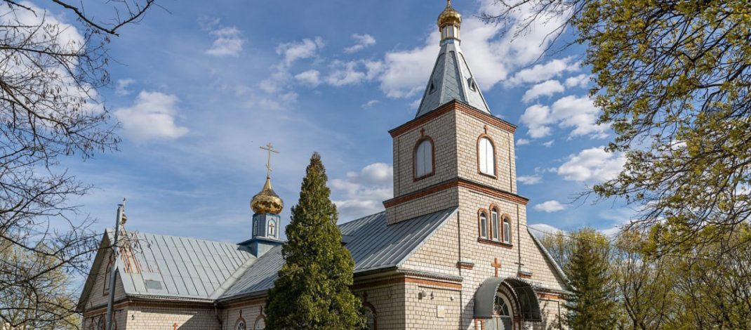 В День Независимости Беларуси в храмах и монастырях будут совершены Божественные литургии с благодарственными молебнами Спасителю, Пресвятой Богородице и всем святым земли Белорусской за дарованные богохранимому народу нашему Победу в Великой Отечественной войне, годы благословенного мира, благополучие и процветание.