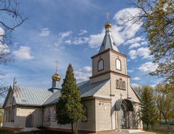 В День Независимости Беларуси в храмах и монастырях будут совершены Божественные литургии с благодарственными молебнами Спасителю, Пресвятой Богородице и всем святым земли Белорусской за дарованные богохранимому народу нашему Победу в Великой Отечественной войне, годы благословенного мира, благополучие и процветание.