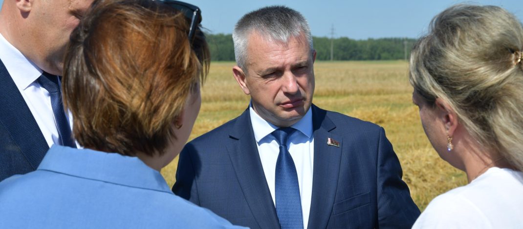 Губернатор области Иван Крупко ознакомился также с ходом жатвы на Лоевщине
