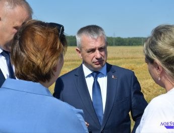 Губернатор области Иван Крупко ознакомился также с ходом жатвы на Лоевщине