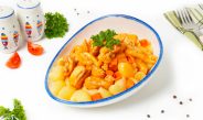 Гуляш из курицы на сковороде с подливкой