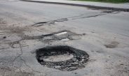 Белорусам объяснили, почему ямы на дорогах латают даже в непогоду