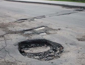 Белорусам объяснили, почему ямы на дорогах латают даже в непогоду