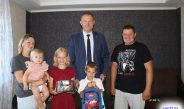 В школу — с портфелем от главы района