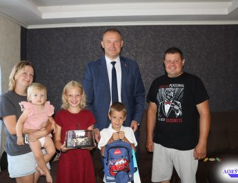 В школу — с портфелем от главы района