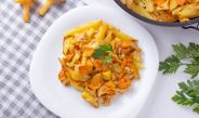 Лисички с картошкой на сковороде с луком