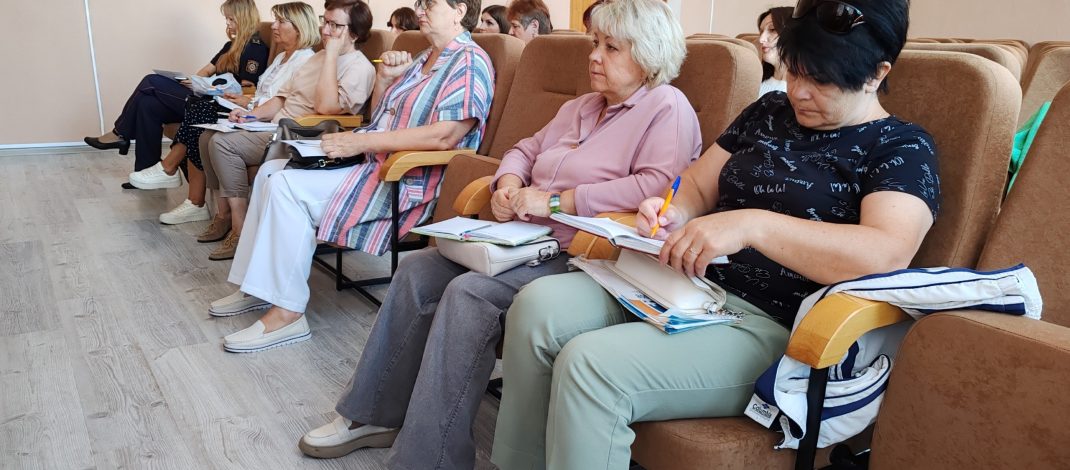13 августа специалисты кадровых служб Лоевского района в рамках районного семинара-учёбы встретились с представителями управления по труду, занятости и социальной защиты райисполкома и отдела внутренних дел.