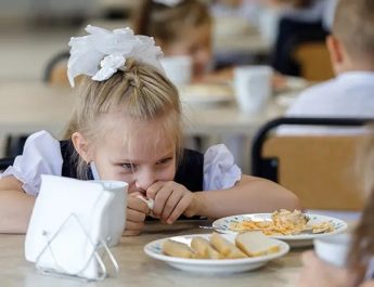 Можно ли белорусским школьникам отказаться от питания в столовой и есть дома
