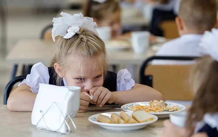 Можно ли белорусским школьникам отказаться от питания в столовой и есть дома