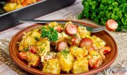 Картошка, запечённая с сосисками, помидорами и сыром