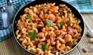 Макароны с куриными фрикадельками и томатным соусом