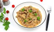 Бефстроганов из говядины с шампиньонами, тушенная в сметане с луком