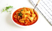 Курица с томатной пастой на сковороде