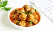 Куриные тефтели с рисом: в подливе из свежих помидоров