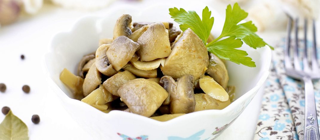 Маринованные шампиньоны: быстрая закуска с чесноком и специями