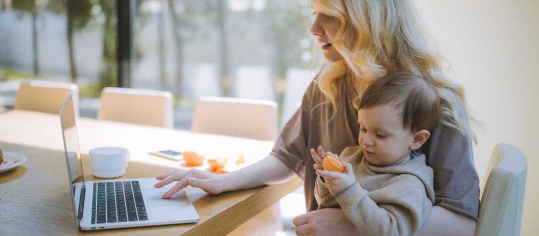 Работающим родителям в Беларуси положены дополнительные выходные и выплаты. Кто может их получить?