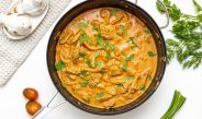 Бефстроганов из свинины со сметаной: мягкое мясо в густой подливке